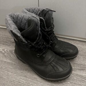 Size 6 pair of black Sorel boots
